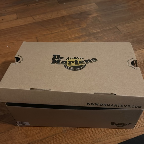 Dr. AirWair Martens Size 6 NWT and Box - Picture 4 of 4